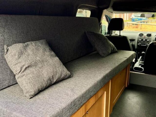 VW Caddy (2) 377